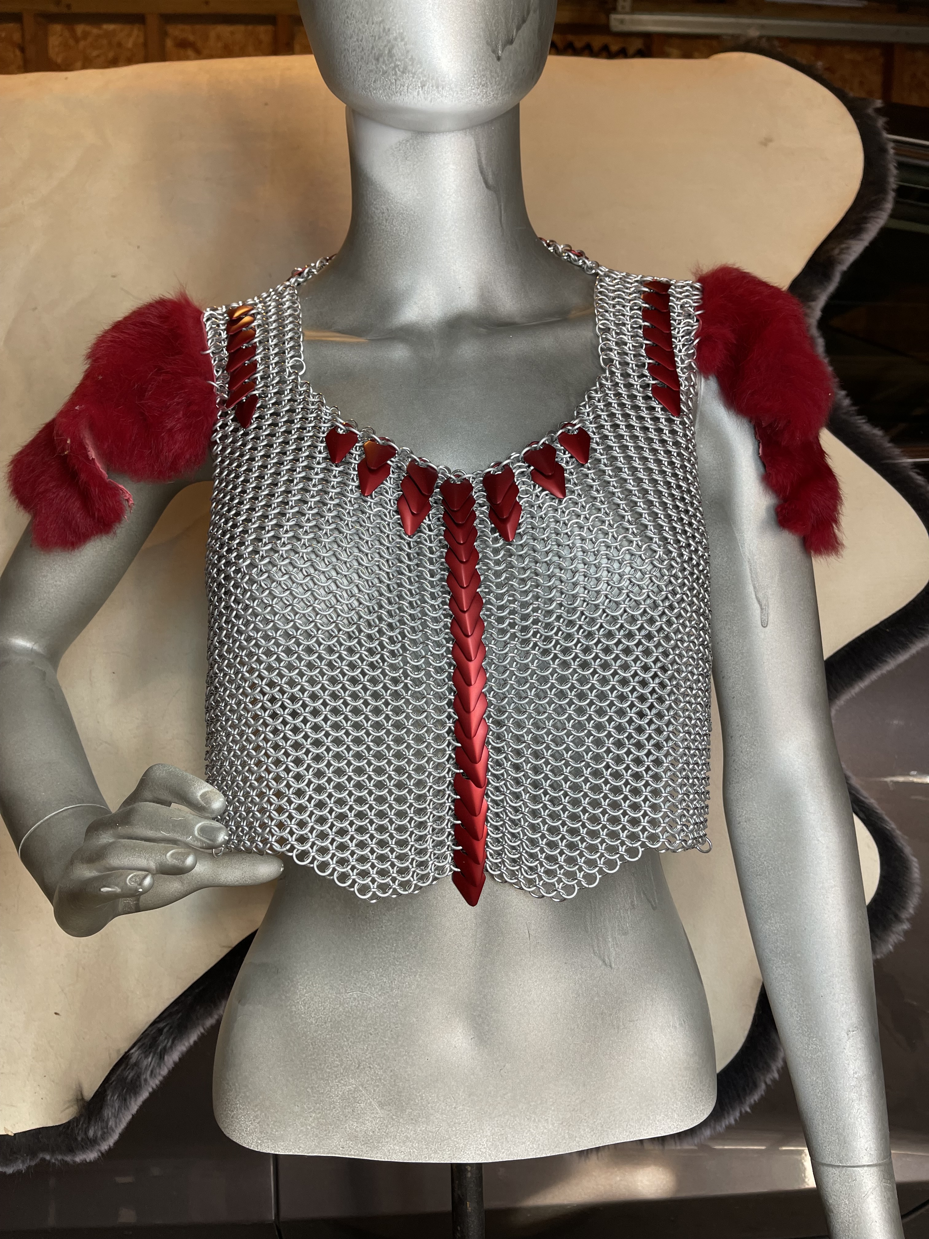 European 4‑in‑1 chainmaille with Frost rings, red serpent scales, and red fur shoulders in a fantasy landscape
